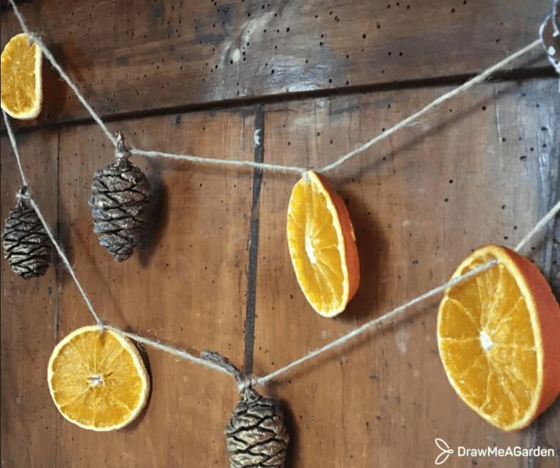 DIY guirlande de Noël avec des pommes de pin et des oranges séchées