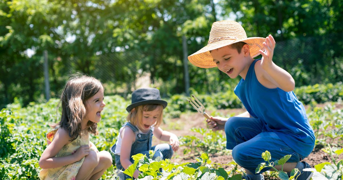 Enfants qui profitent du jardin