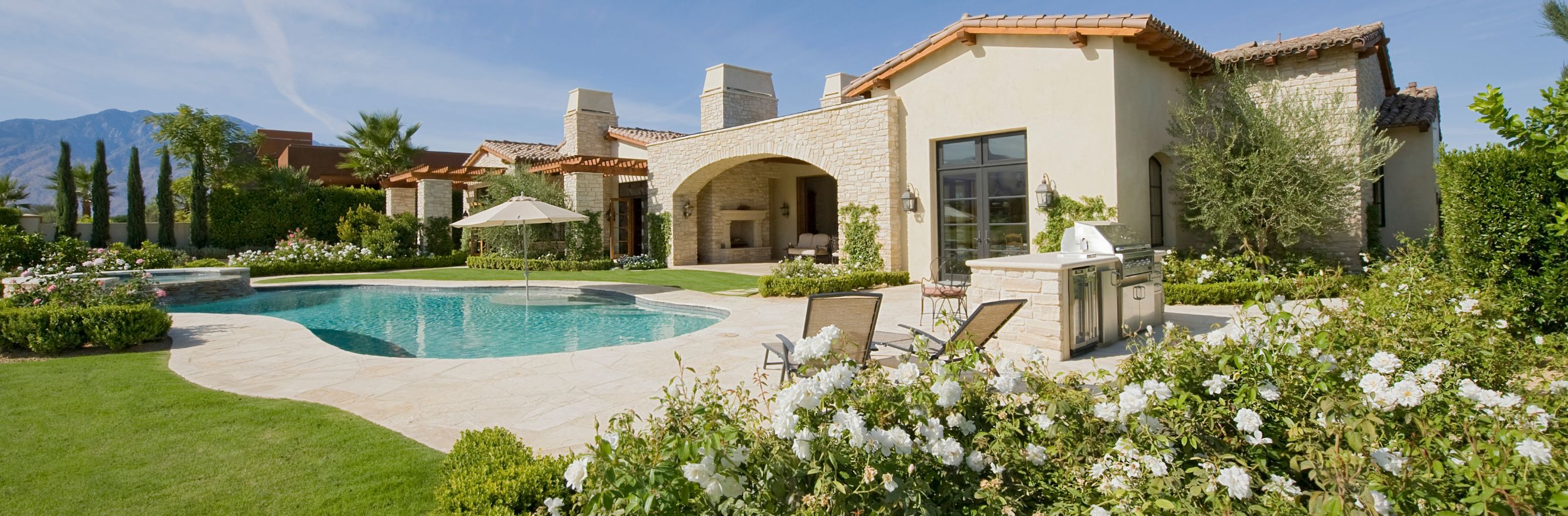 Piscine avec jardin fleuri