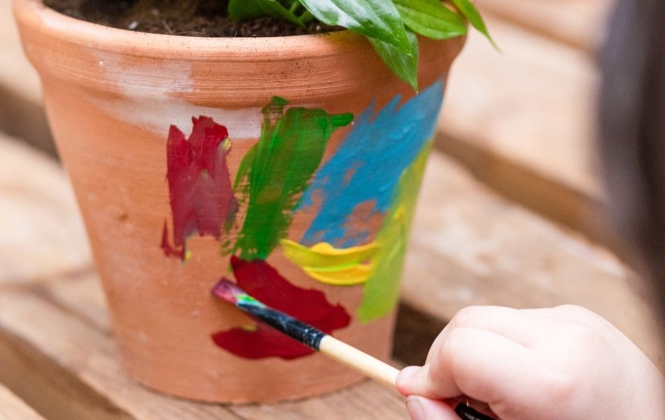 activité au jardin avec les enfants : décoration des pots de fleurs