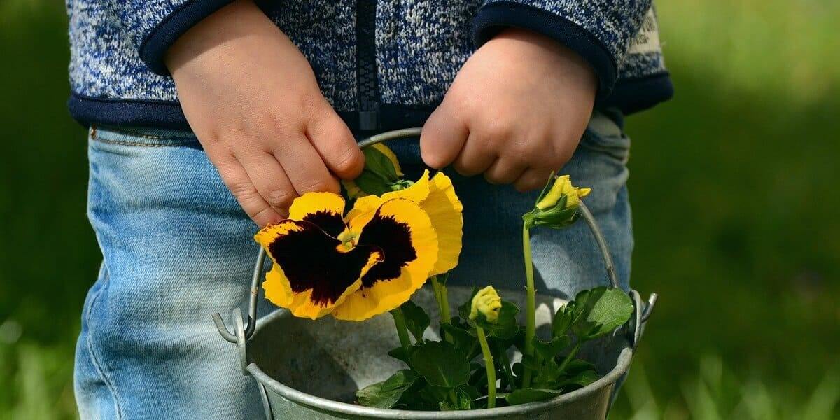 Enfant qui profite du jardin et joue en plein air