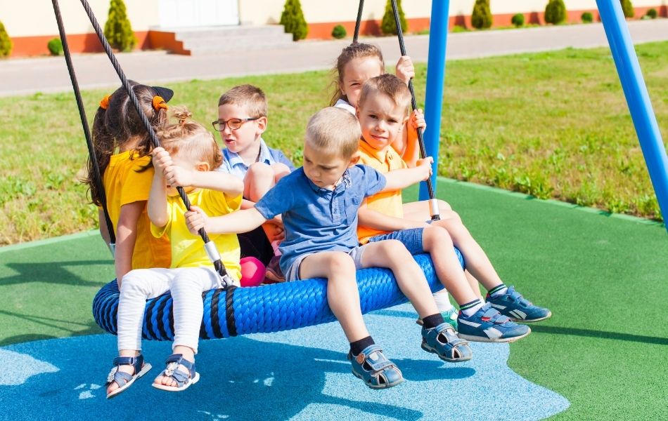 balançoire avec enfants dans un jardin