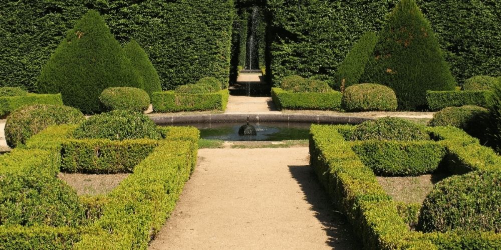 beau jardin structuré à la française