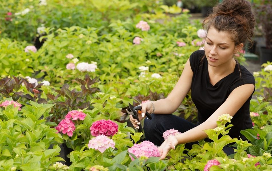 personne heureuse dans jardin