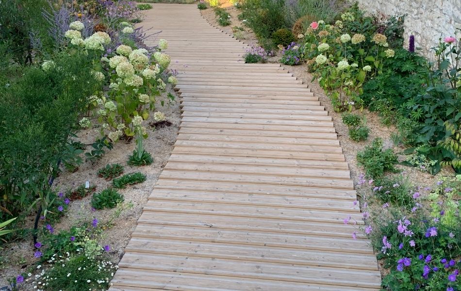 Aménagement d'une allée de jardin en bois pour un style naturel