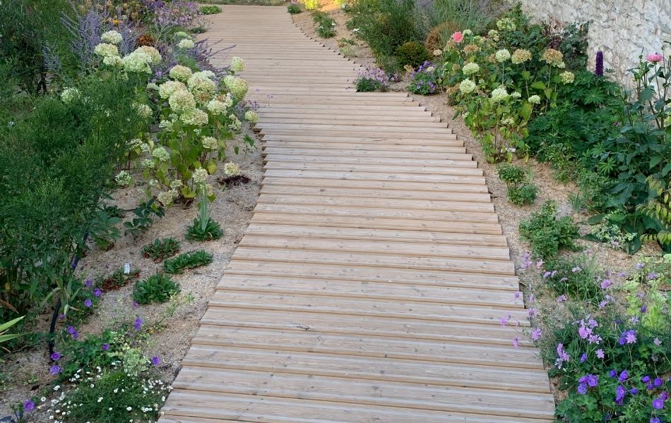 Aménagement d'une allée de jardin en bois pour un style naturel