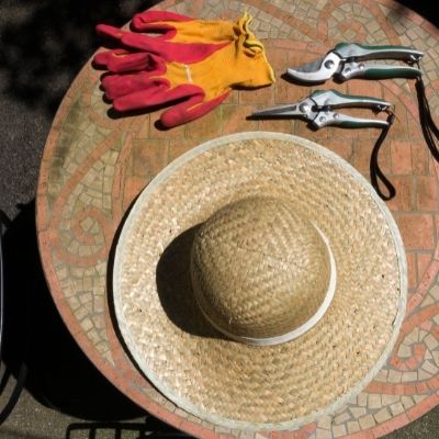 Un beau chapeau pour jardiner avec style