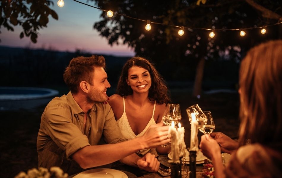 coin repas avec des luminaires