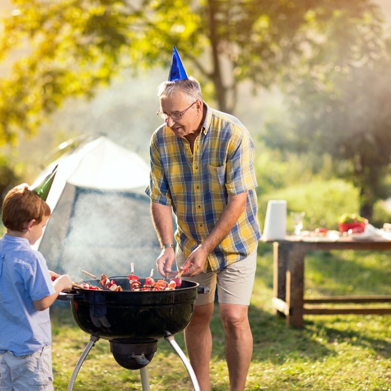 dîner convivial au jardin en famille