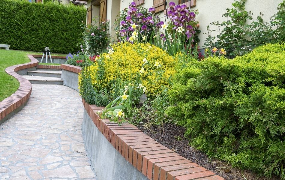 Aménagement d'une allée de jardin en dalles pour un style traditionnel