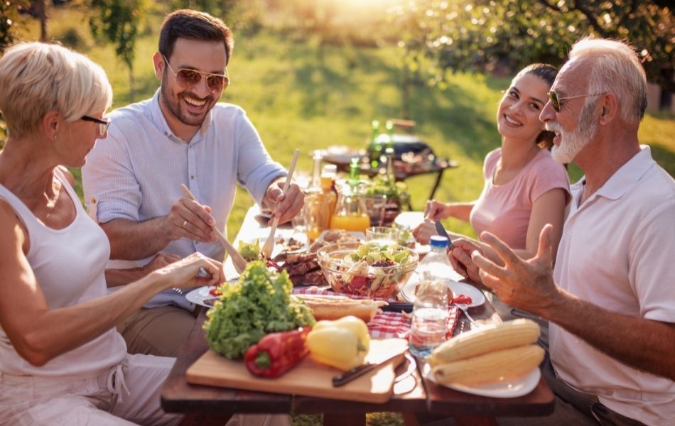 déjeuner convivial dans jardin aménagé