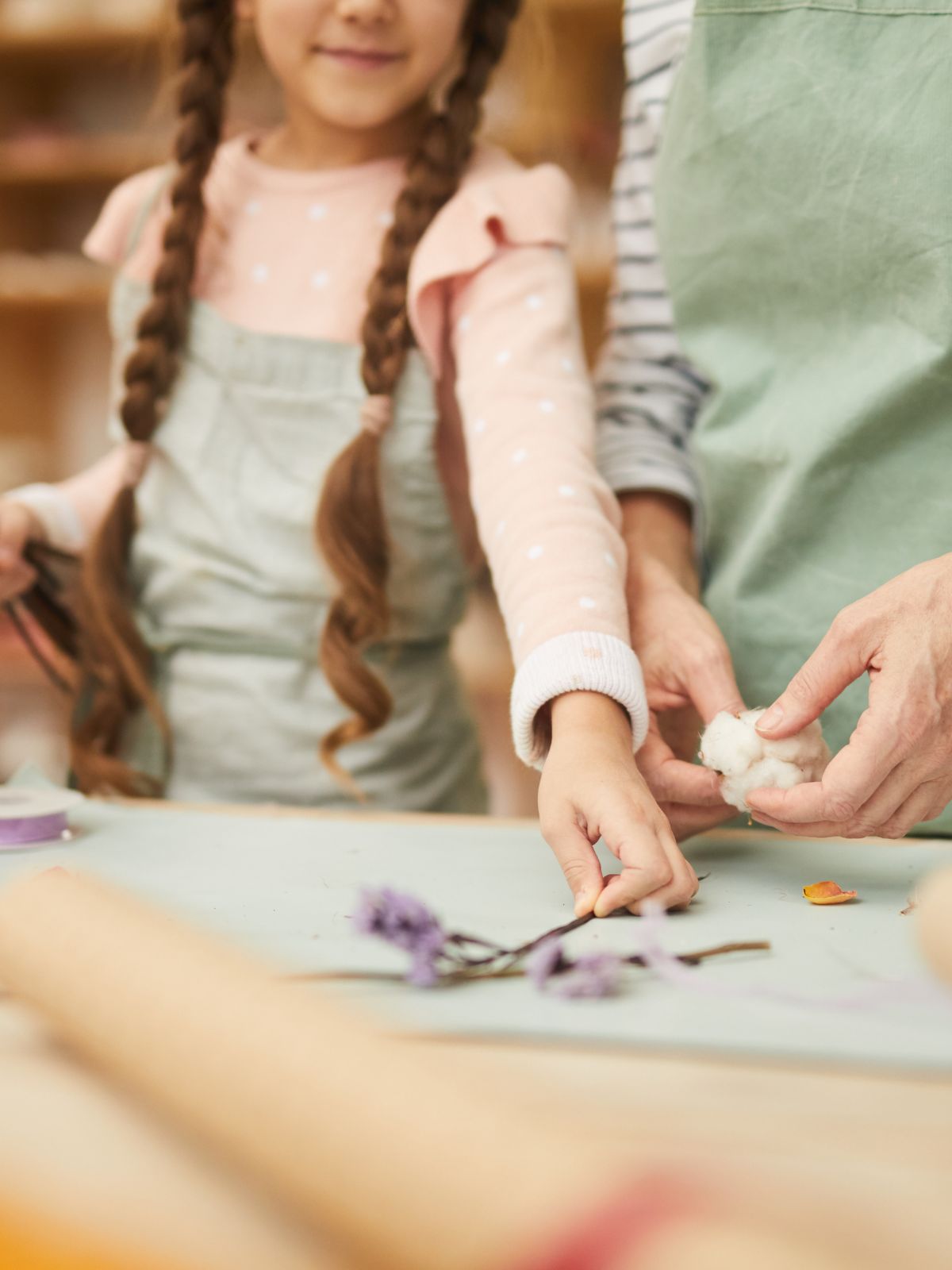 petite fille qui prépare un herbier