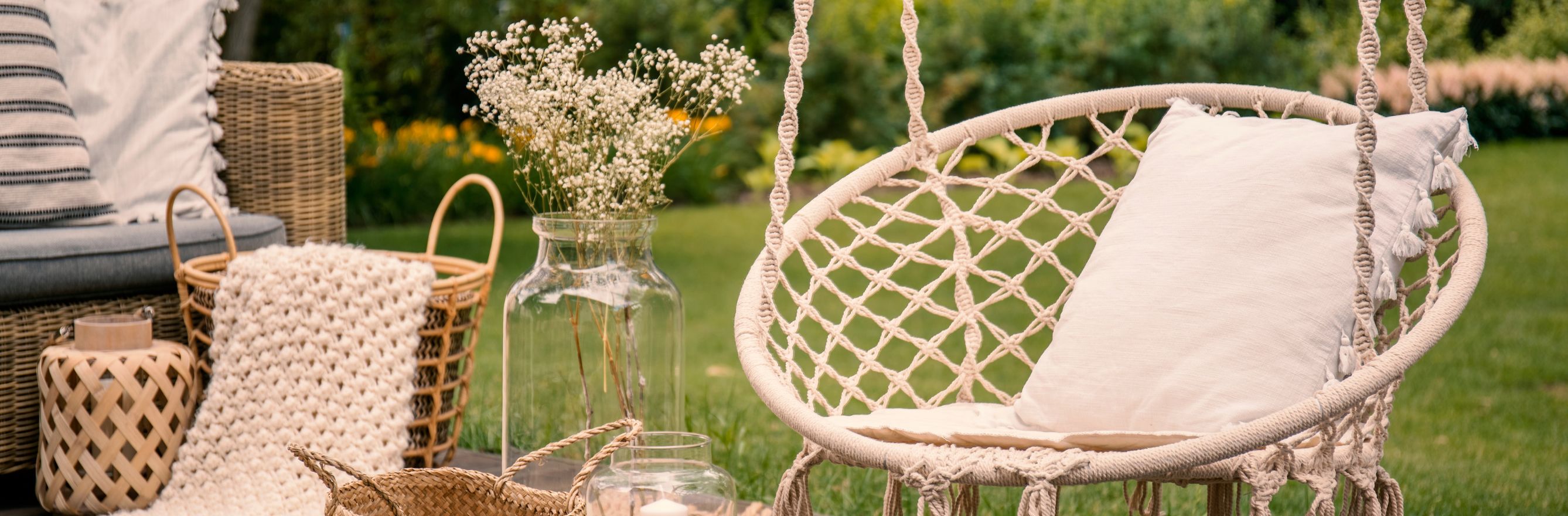 Photo d'un salon de jardin bohème en plein jardin.