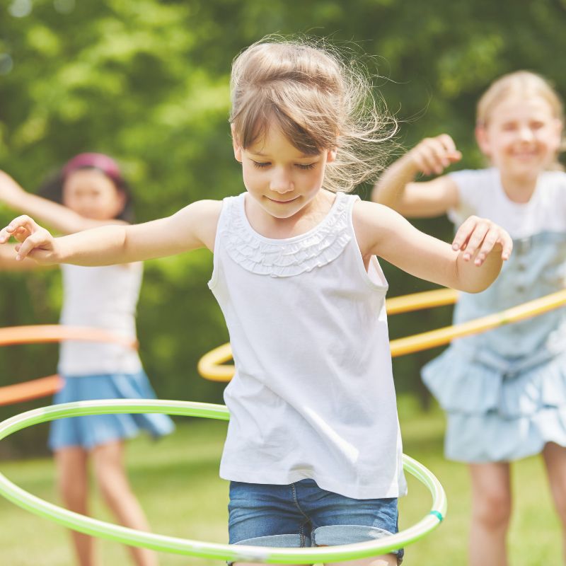 Enfants qui jouent dans le jardin