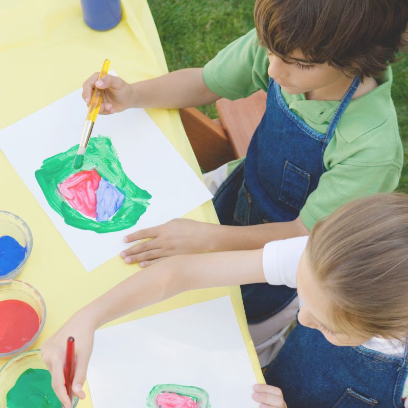 Enfants qui dessinent