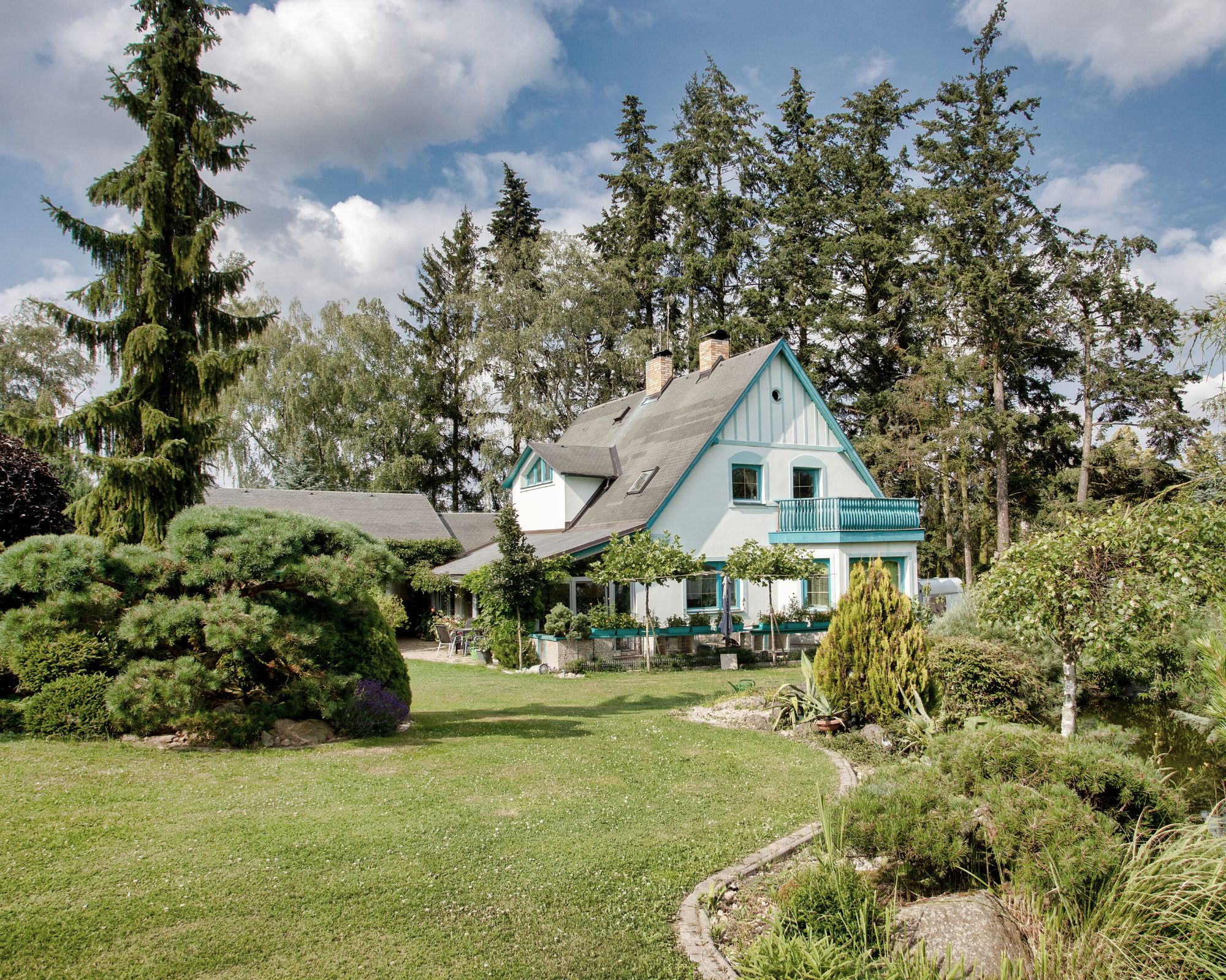 Beau jardin avec maison