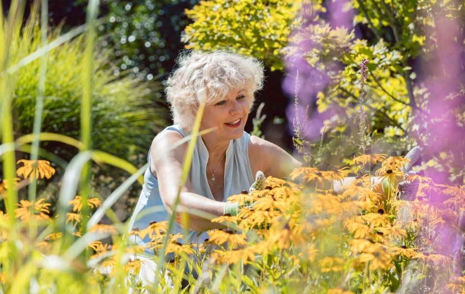Femme heureuse au jardin