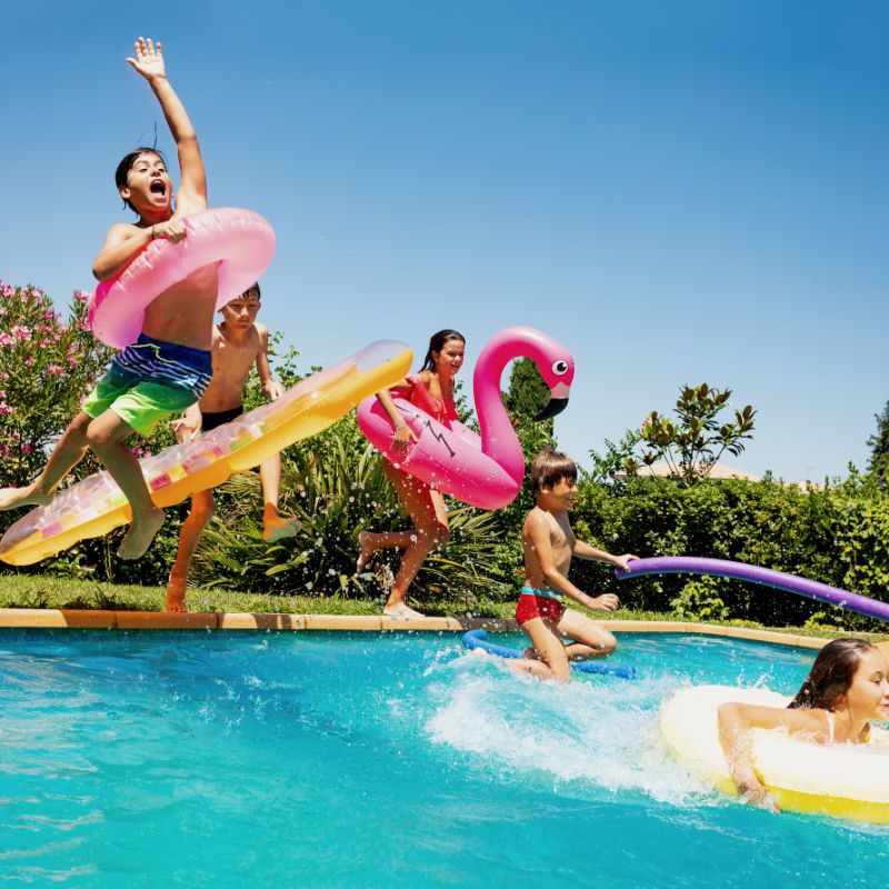 Enfants dans une piscine