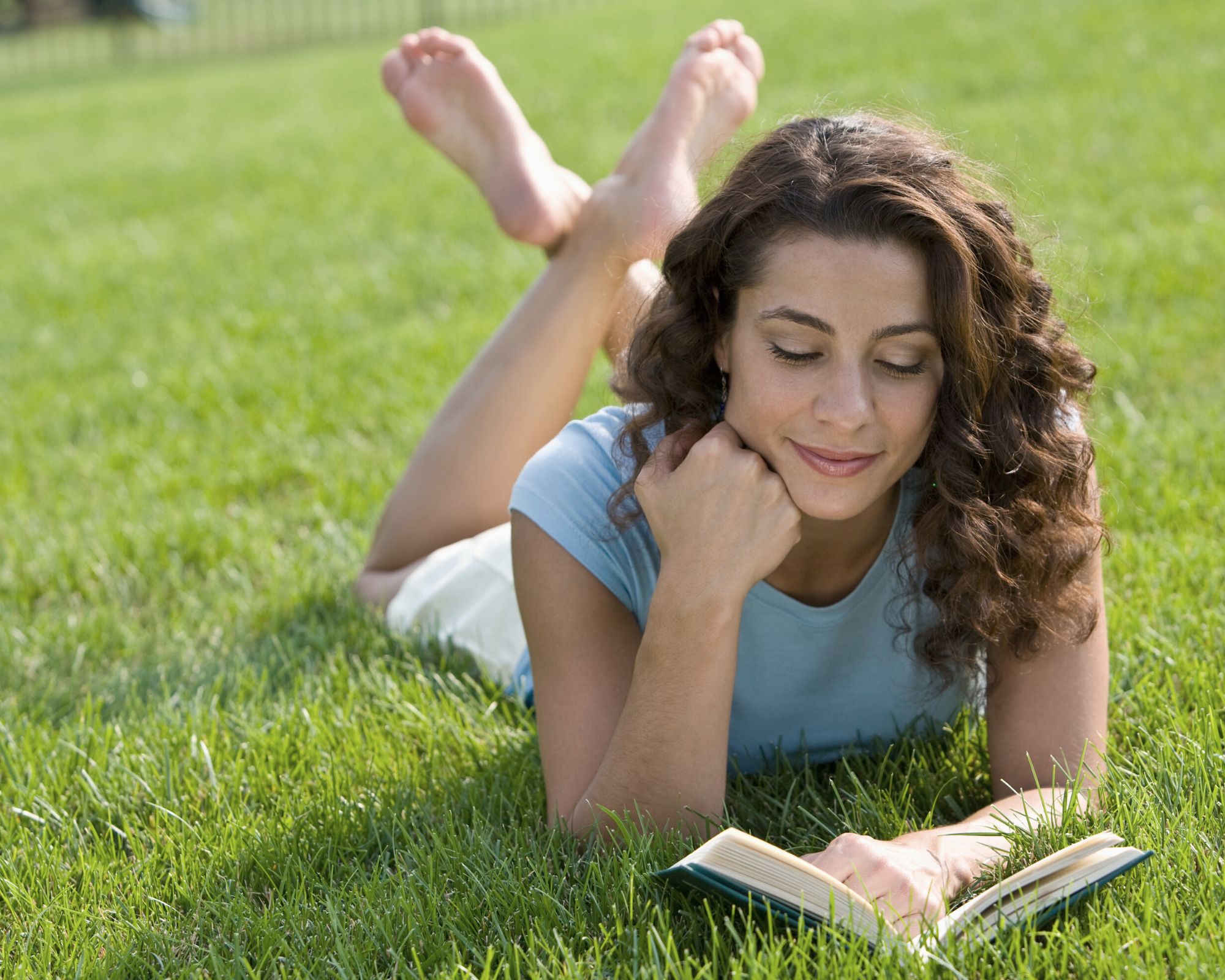 Lecture dans l’herbe