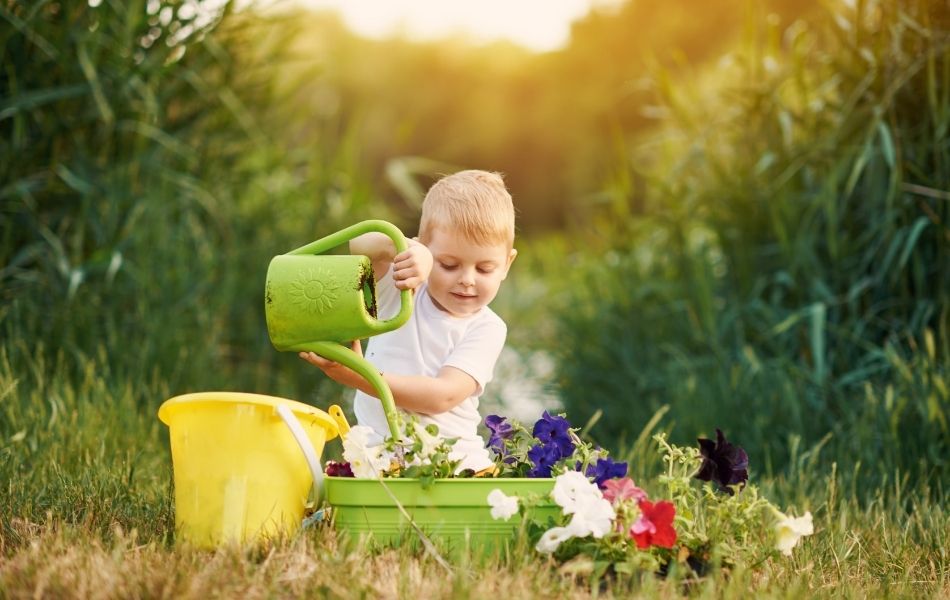 L’arrosage au jardin avec les enfants une bonne activité au jardin avec les enfants