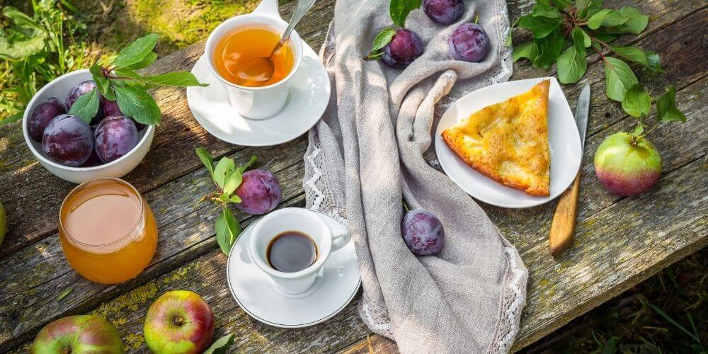 Profiter d'un repas entre amis au jardin à l'abri des regards indiscrets