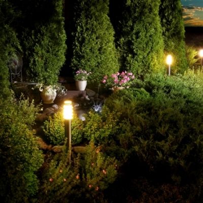 Atmosphère chaleureuse et tamisée au jardin avec un éclairage d'ambiance