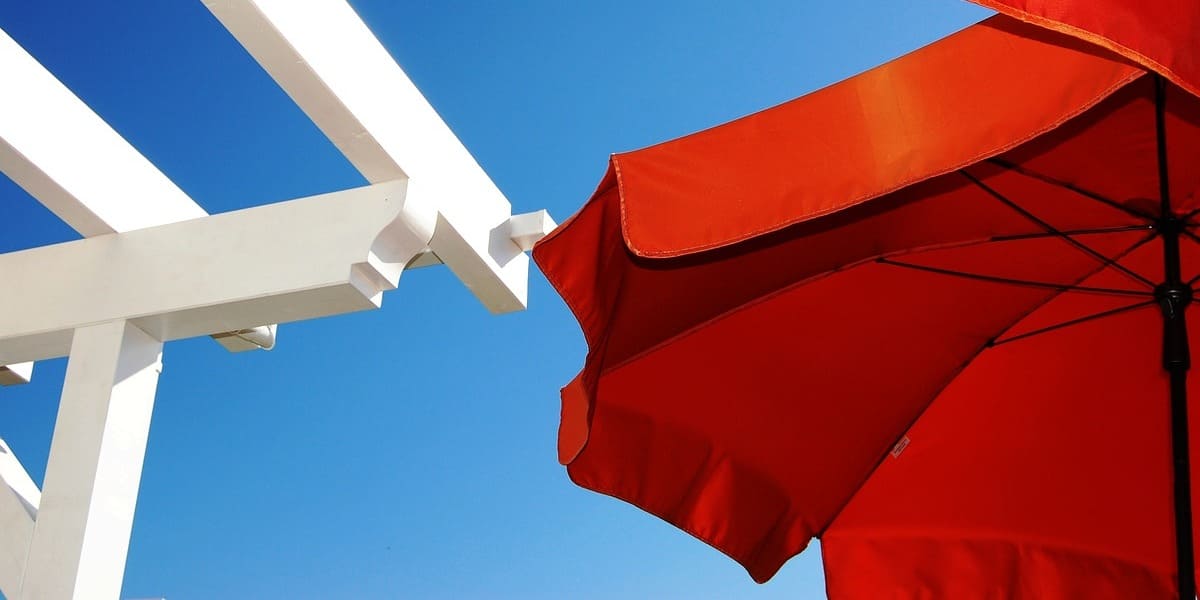 Aménager un coin ombragé au jardin avec un parasol