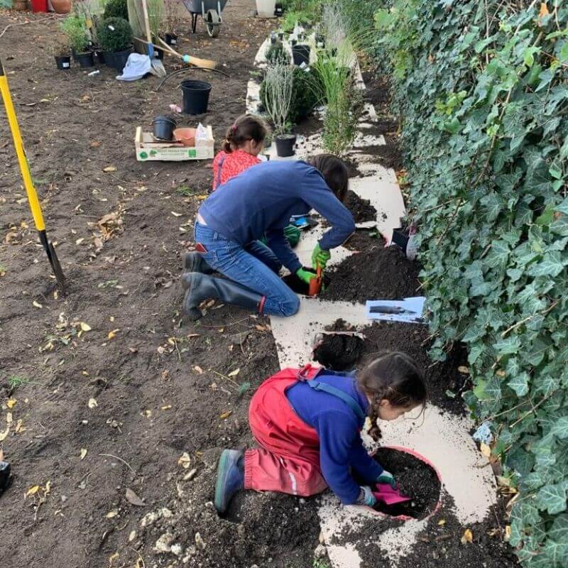 plantation en famille d’un jardin chez un client