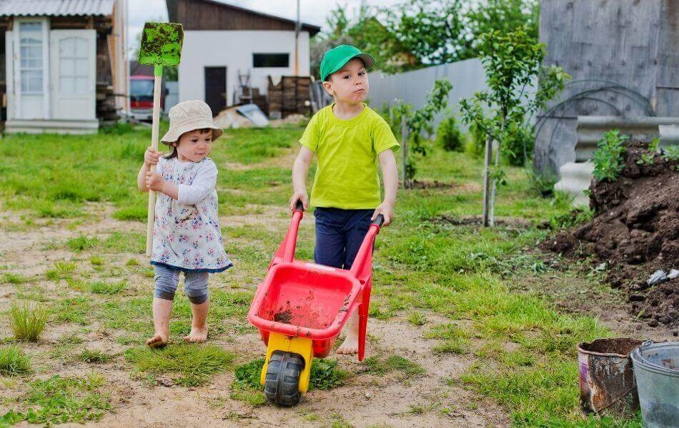 enfants avec les outils de jardinage pour le potager des enfants