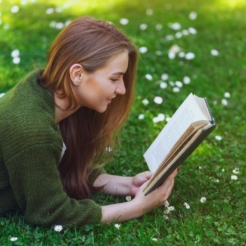 Lecture dans l'herbe