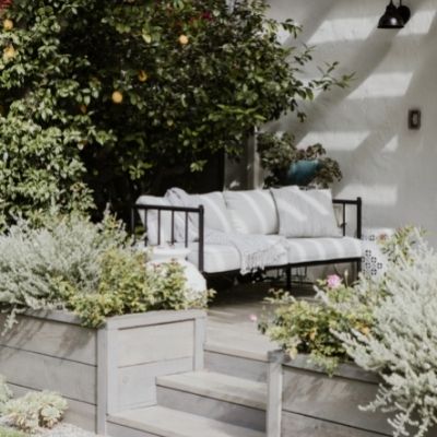 Création d'un espace détente au jardin avec des accessoires de décoration