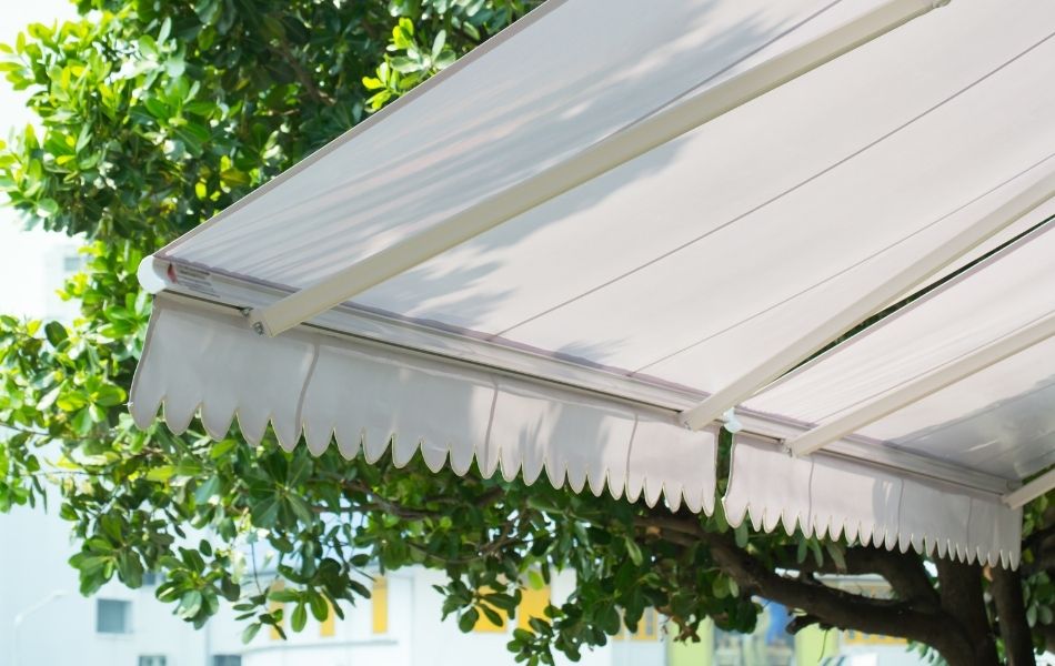 Le store banne et le voile d'ombrage sont deux solutions efficaces pour faire de l'ombre sur la terrasse