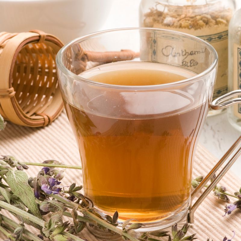 tisane dans une tasse transparente