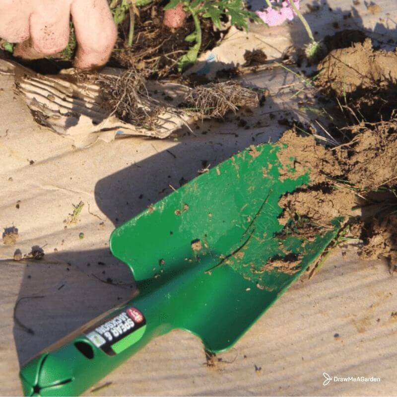 Utiliser un transplantoir pour creuser des trous au jardin ou épandre du terreau