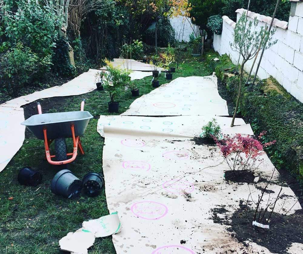 Réalisation avant après jardin nature libre pendant la plantation