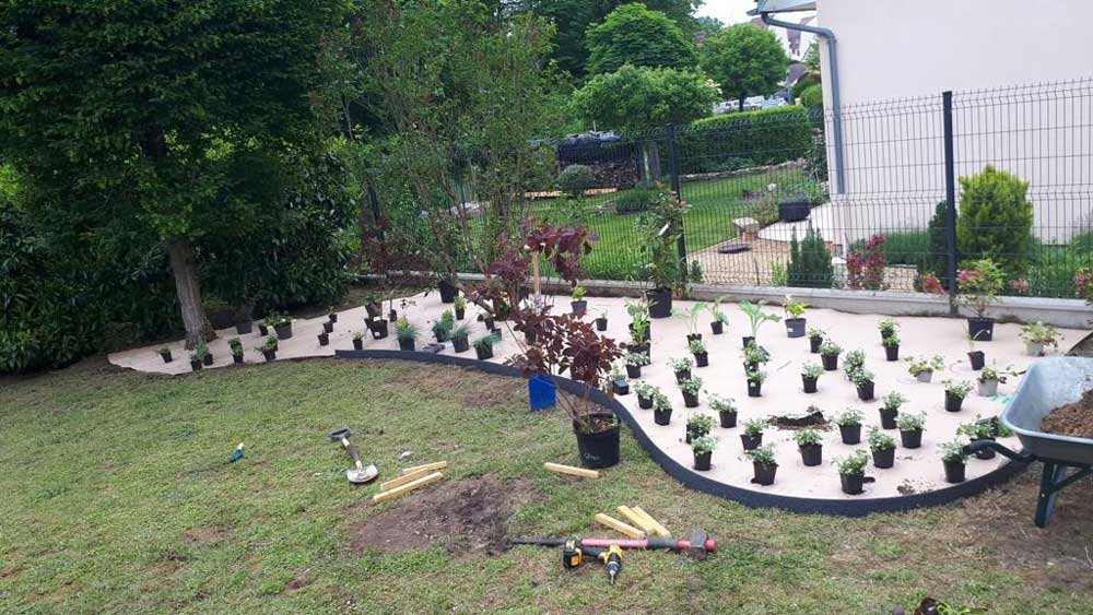 Réalisation avant après jardin nature libre pendant la plantation