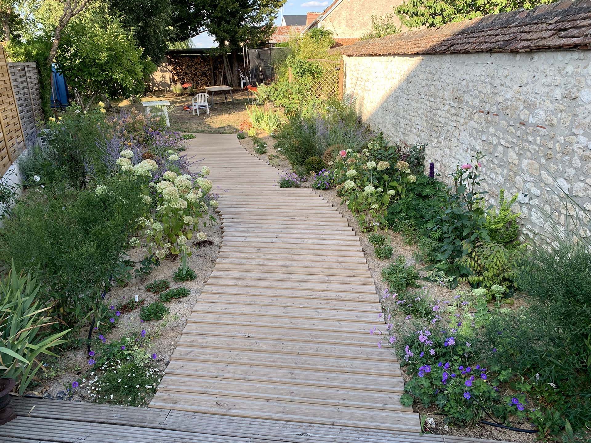 Réalisation avant après jardin nature libre Orléans apres 3 mois