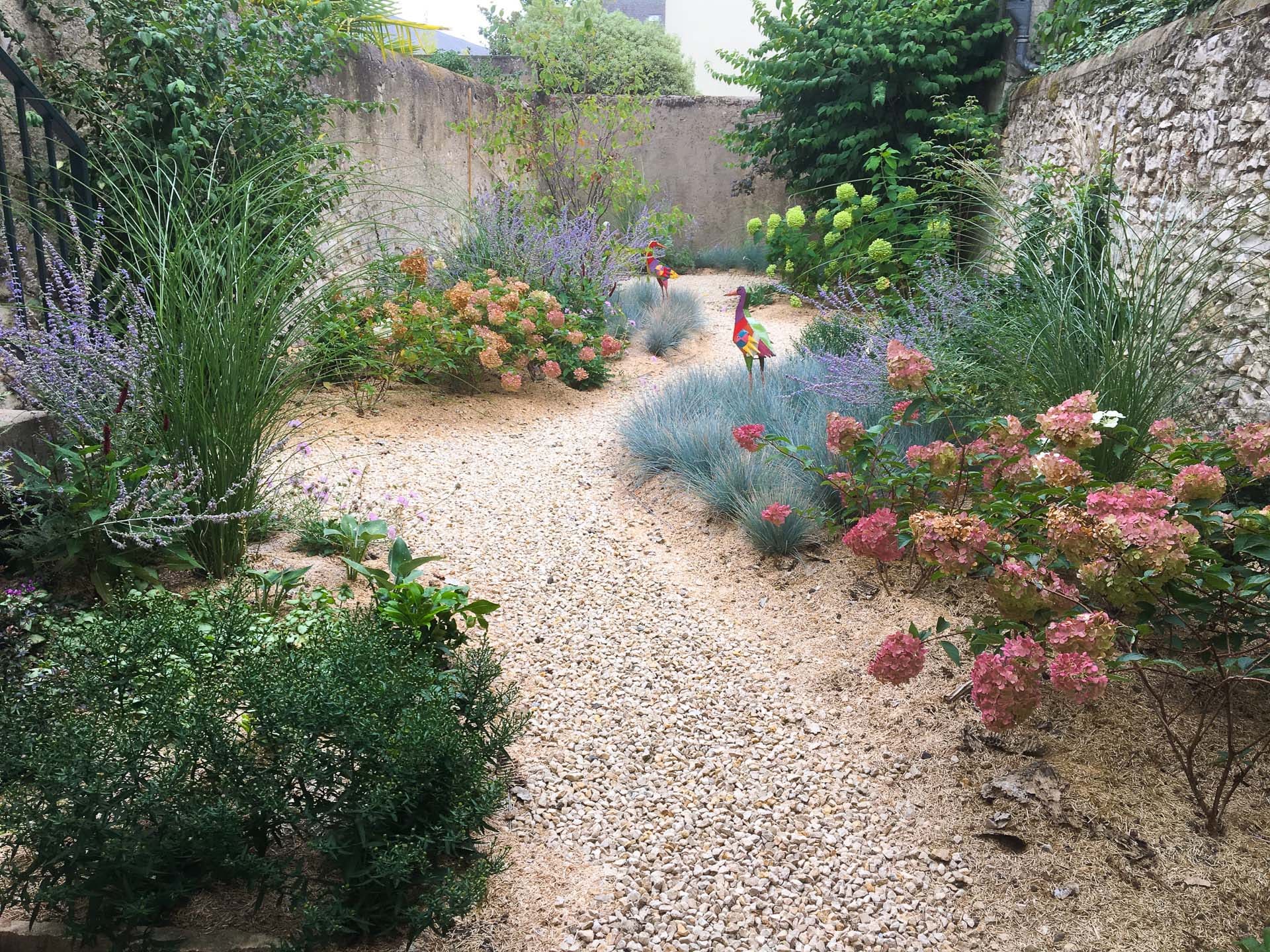 Réalisation avant après jardin anglais Tours apres 3 mois