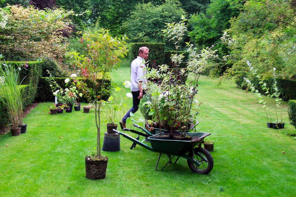 Guillaume, notre paysagiste, en plein travail, entouré de végétaux prêts à être planté