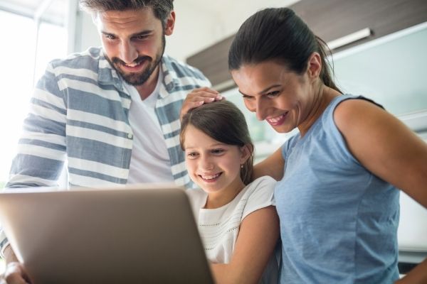 Famille autour d'un ordinateur pour logiciel de jardin