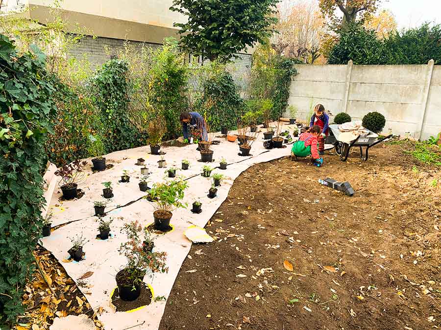 photo d'une famille en train de planter les végétaux reçus après la livraison de leur kit pret à planter draw me a garden