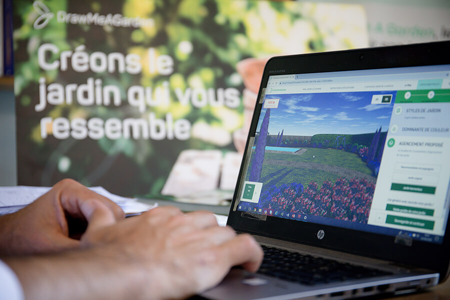 photo d'une personne en train de regarder la vue 3D d'un jardin draw me a garden dans notre appli 3D